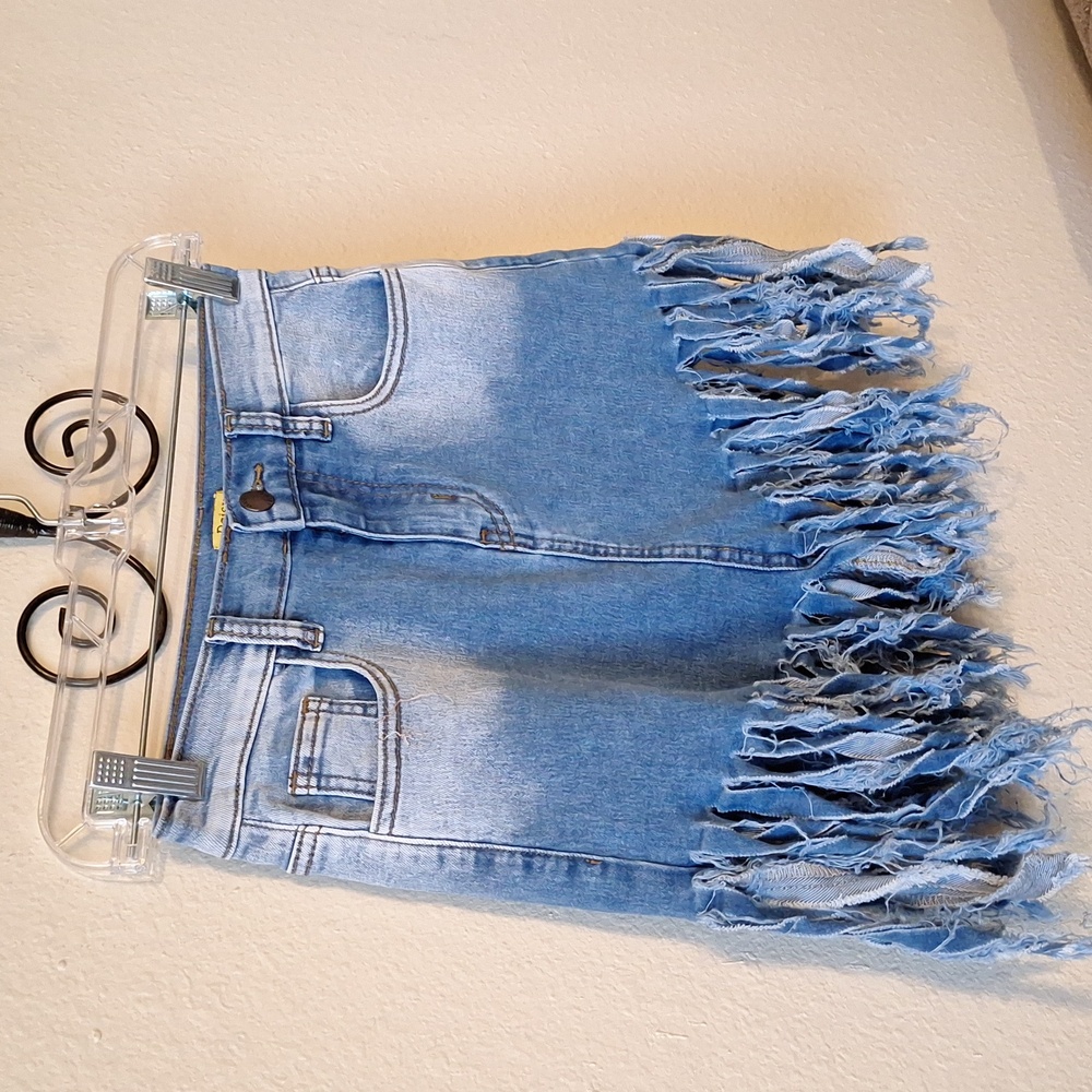 🔥🔥CLEARANCE🔥🔥 Daisy Denim Fringed Mini Skirt. NWOT size Small.